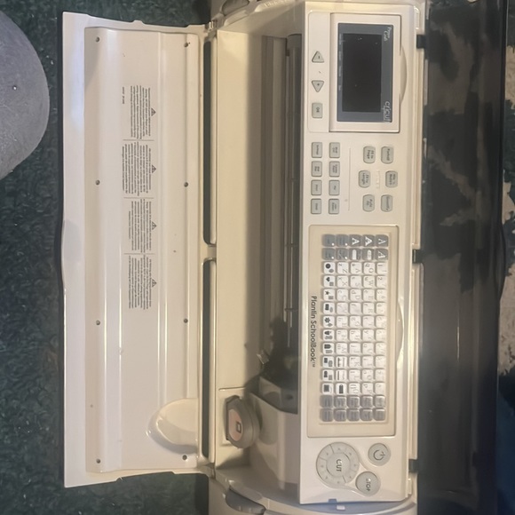 Cricut Expression vinyl cutting machine - Picture 3 of 4